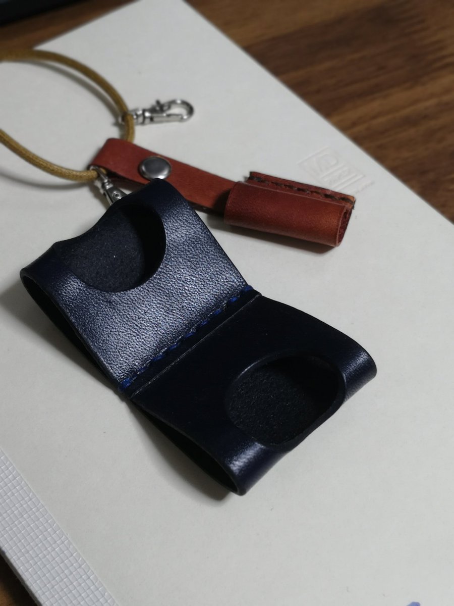 FlexNibClub's tweet photo. も一つが、リングメモハンガー
これね、少し細身なんで万年筆ぶら下げようとすると軸を選びます。回転式キャップも正直向いてないです。
でもかわいい！！かわいいは正義！！
https://t.co/fLtSWazHFs

#万年筆 #革小物 https://t.co/zRp4HOabbK