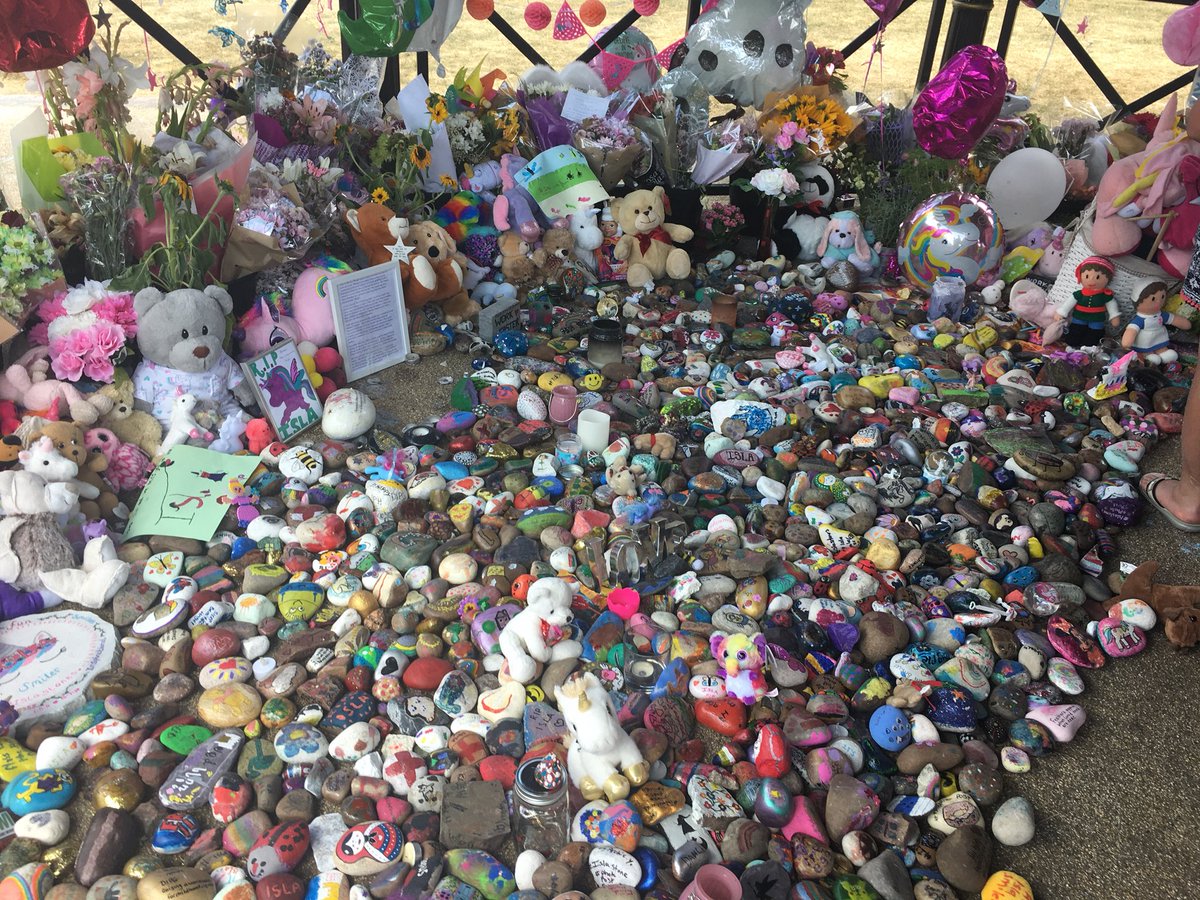 pinkwellies79's tweet photo. What a moving tribute #islastones #islasmiler #Hinckley https://t.co/rccV7RuAiI