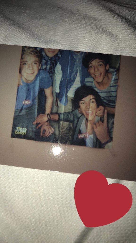 505HOZIER's tweet image. Woah... I was going through my photo album and found this picture I took back in 2011 (sorry it’s cut off) this brings back so many memories of me going to grocery stores with my mom just to buy more posters of them.
🤧💕
#8YearofOneDirection #8YearsWithOneDirection #8yearsOf1D