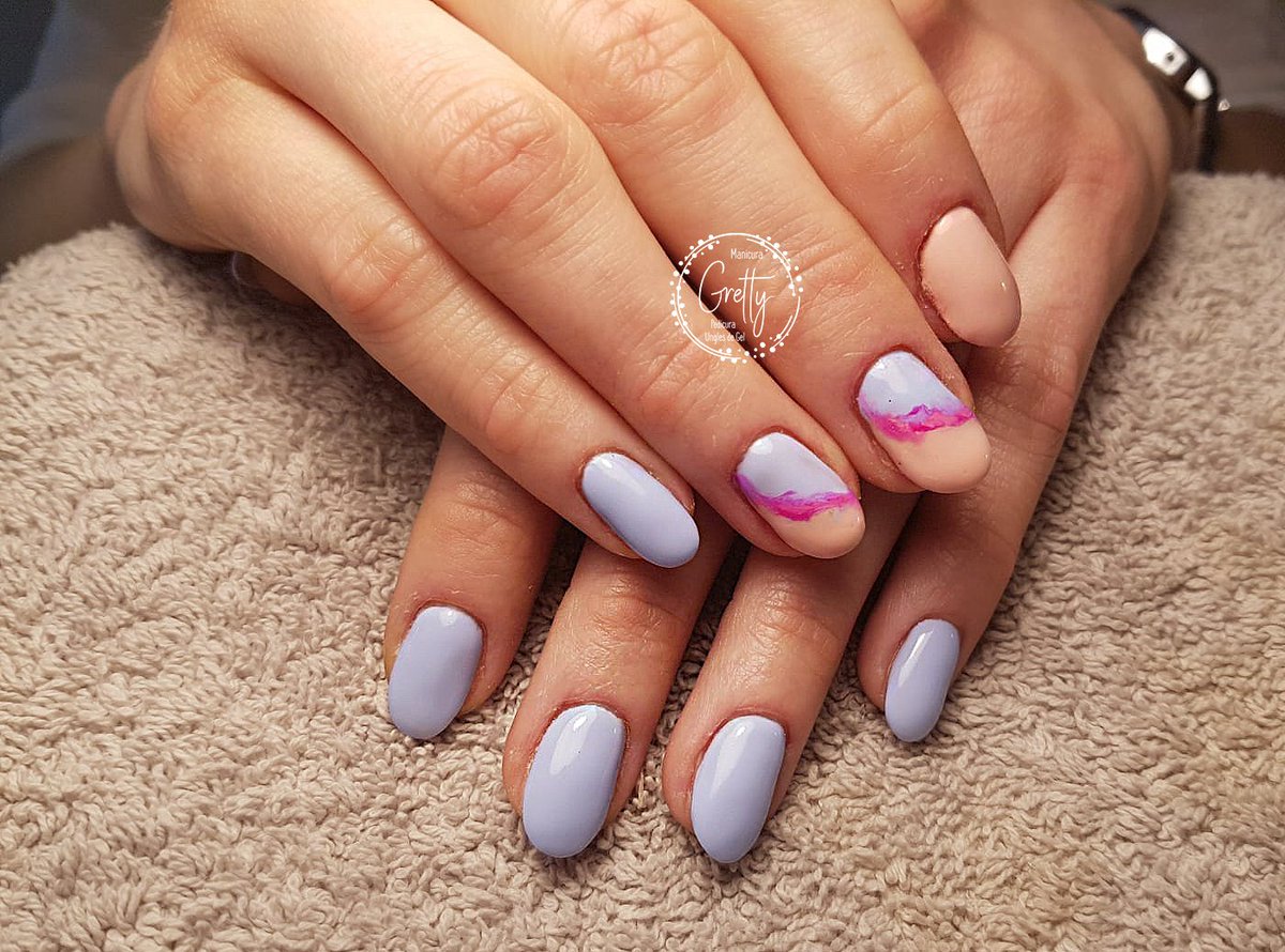GRETTY_MANICURA's tweet photo. Lunes... y nos ponemos artísticas con este #nailart de combinación de colores 💅
#purplenails #uñaslilas #uñasnude #nudenails #uñascondecoracion #deconails #ideasdeuñas #nailstoinspire #inspiraciondeuñas #decoraciondeuñas #nailsoftheday #nailartist #nailsbygretty #grettymanicura https://t.co/RsJsTExmqt