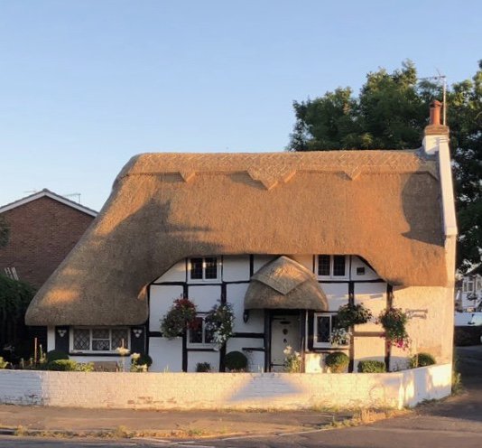 TWThatching's tweet photo. Hello @SouthWestHour, another finished #thatch to give this gorgeous cottage roof many, many years of service.  #ecofriendly #natural &amp; #sustainable.  Hope you are all enjoying the sunshine. https://t.co/TjGLuAzgHF