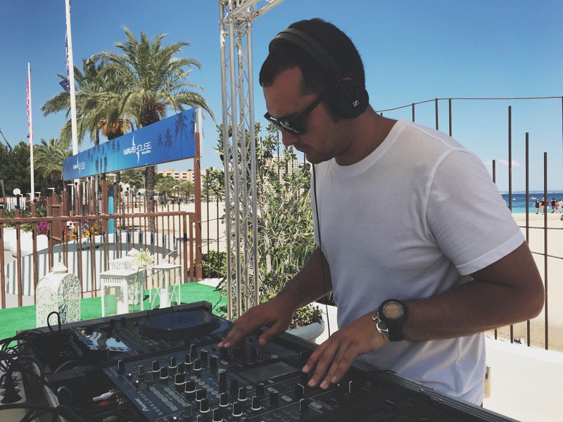 SolHouseCalvia's tweet photo. Headphones on ⚡️World off #solhousecalviabeach #solwavehouse https://t.co/xBN6DaGTFC