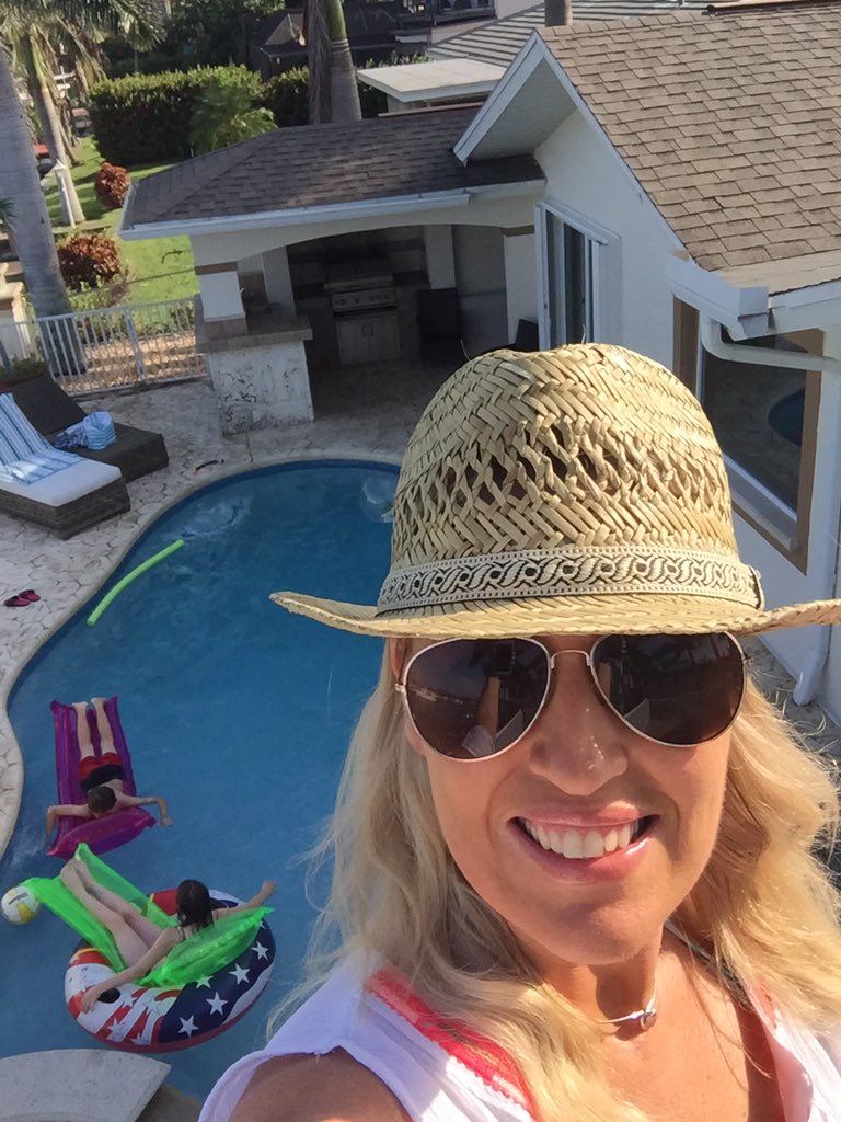 jkennedysmith's tweet photo. Back to #CapeCoral now for the rest of the hols on the #gulfcoast after our mini tour of #Florida #villawithaview https://t.co/ccQ1gqVgE1