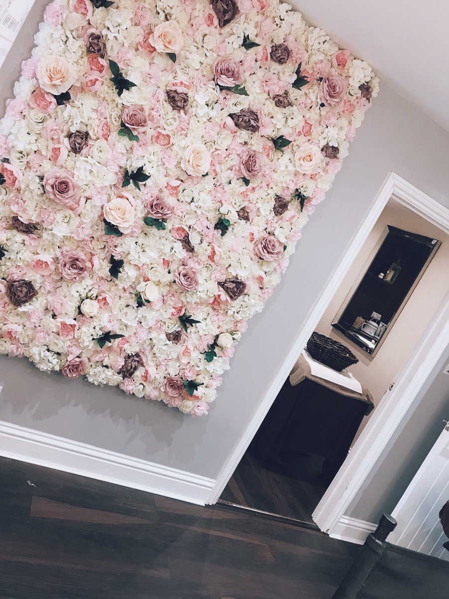 PodBeauty's tweet image. — F L O W E R   W A L L —

   s e l f i e   s t a t i o n  👱🏽‍♀️