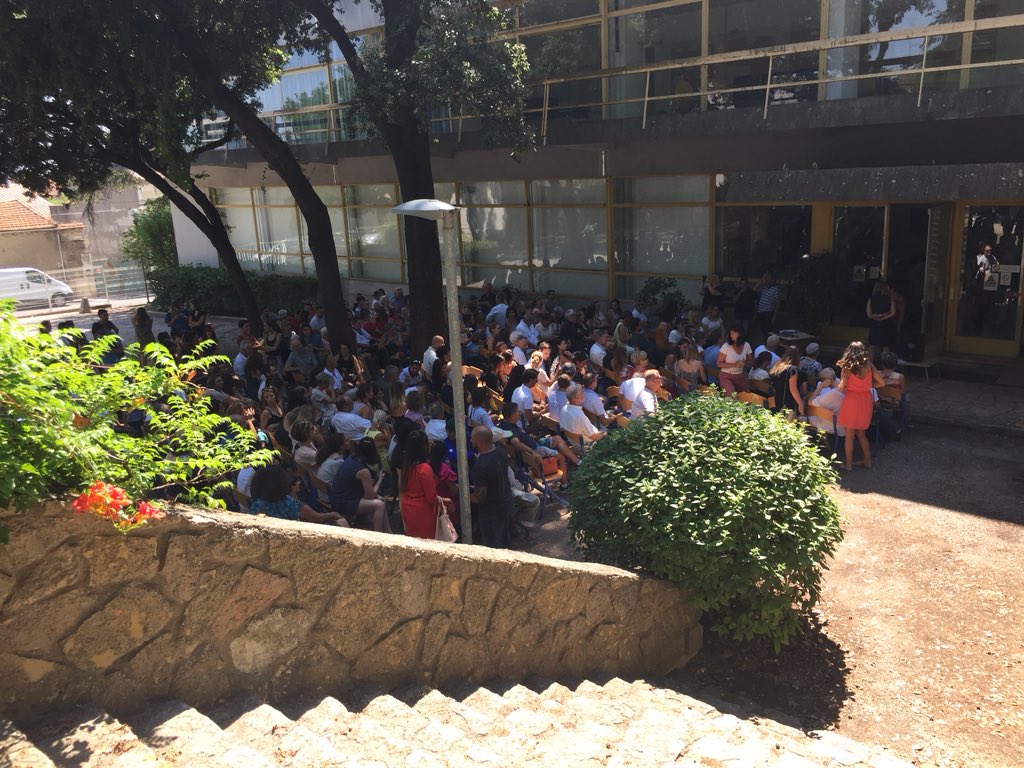 StephanieSaphy's tweet photo. Remise des diplômes école d’infirmiers IFSI Dans les jardins de Kléber à Nîmes. Une belle cérémonie avec une très belle major de promo récompensée par la @CaissepargneLR Félicitations encore à toutes et tous de la part de la @CaissepargneLR 
#CaissedepargneLR #partenaire #Diplôme https://t.co/fpIxc0ISlg