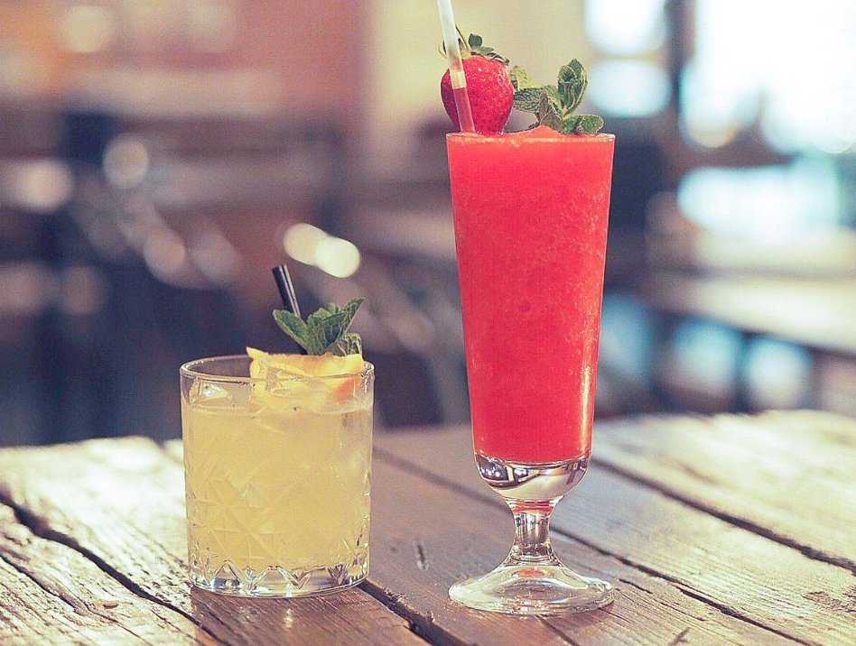 Finished for the summer holidays? Lucky you! Make the most of your time off and treat yourself to a Monday cocktail. It feels so wrong, yet it could be so right....📸 <a href="/eleanorgraceful/">Ellie 💕</a>