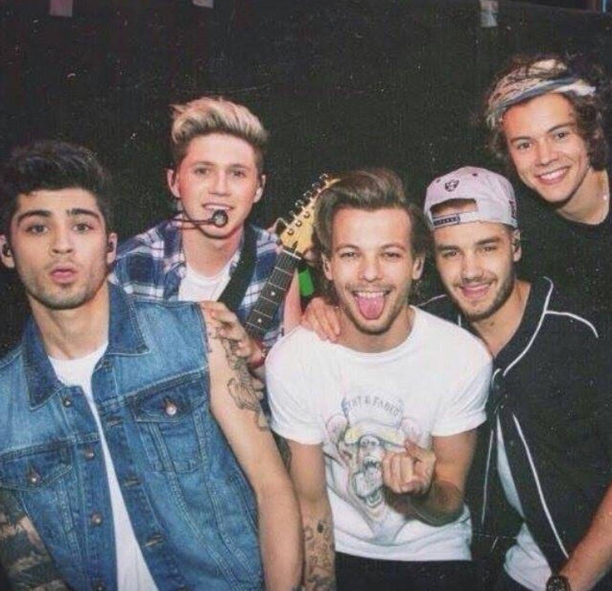 troyenature's tweet image. Obrigada por me salvarem nas piores noites da minha vida, por falarem/cantarem tudo q eu preciso ouvi. Por fazerem eu me sentir tão única e especial. Vocês são incríveis, eu nunca vou abandonar vocês e a nossa família  #8thYearsOfOneDirection