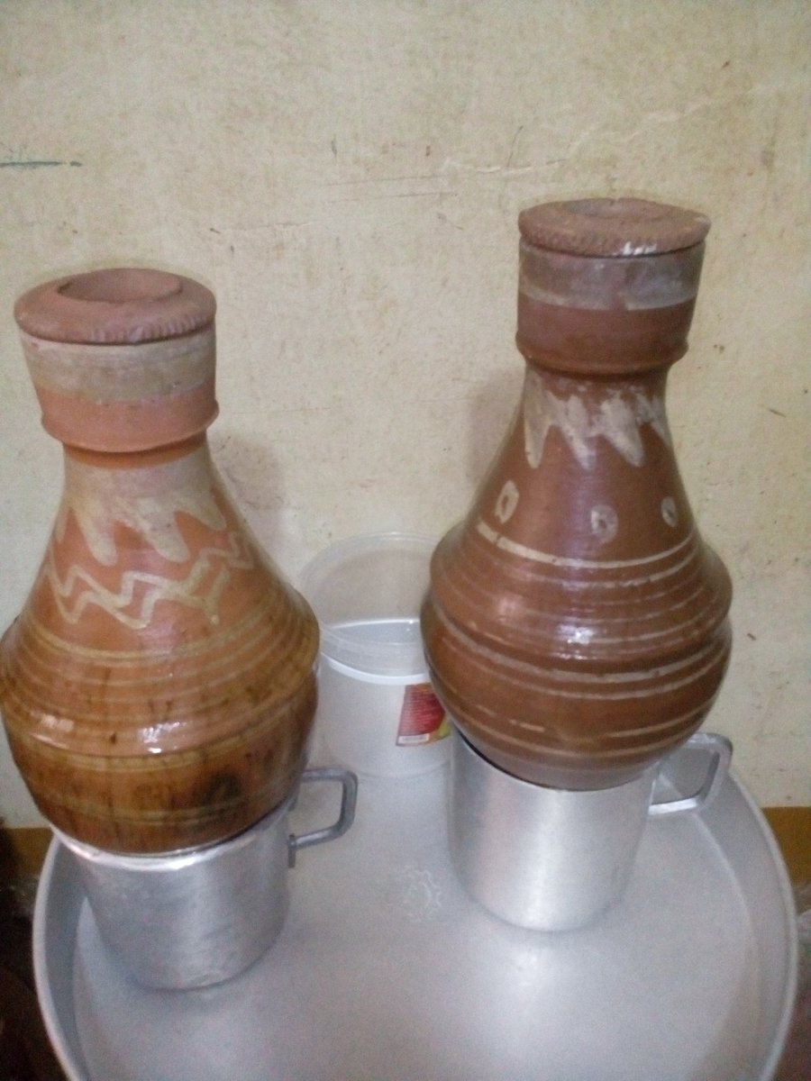 الحمدلله🌙إشتريتهم مع بعض القلةبنقطة غامقةالخفيفةمتلوثةعن القلةالثقيلةإللى جنبهاماالسبب اللهم اجعله خيروارحم اللاجئين