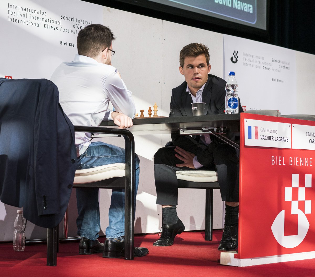 BielFestival's tweet photo. Magnus Carlsen won his game against Maxime Vachier Lagrave and now leads with 2 out of 2. Svidler and Mamedyarov follow with 1.5 point. Navara has 0.5, Georgiadis 0.
▶️ Round 3 starts on Tuesday at 2PM. 
🖥️ https://t.co/MpAFxtuxE4
📸 https://t.co/fhCc21jl4j https://t.co/QEZ4Heq4a3