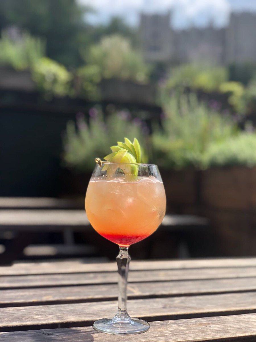 pubroyalwindsor's tweet photo. We have the perfect #cocktailoftheweek to combat this heat @pubroyalwindsor!

Get a taste of our ‘WINDSOR PASSION’... A fruity concoction of Passion fruit vodka, Apple rum, Sugar Sirup, Lime juice 
&amp; Apple juice. 

#theroyalwindsor #pub #drink #drinks #cocktail #cocktails https://t.co/xefAWVT0C3