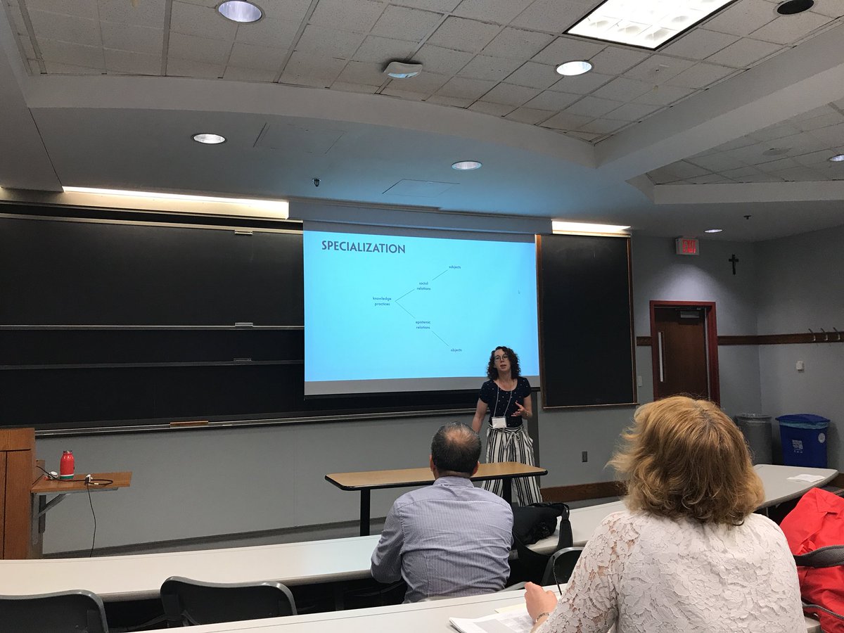 Jodie presenting on foreign language teaching in Oz, using #LCTheory