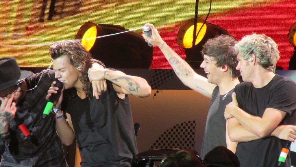 djocaroline's tweet image. thanks for bringing me some of my closest friends! thanks for every memory! i’d do it all over again a million times #8yearsOneDirection