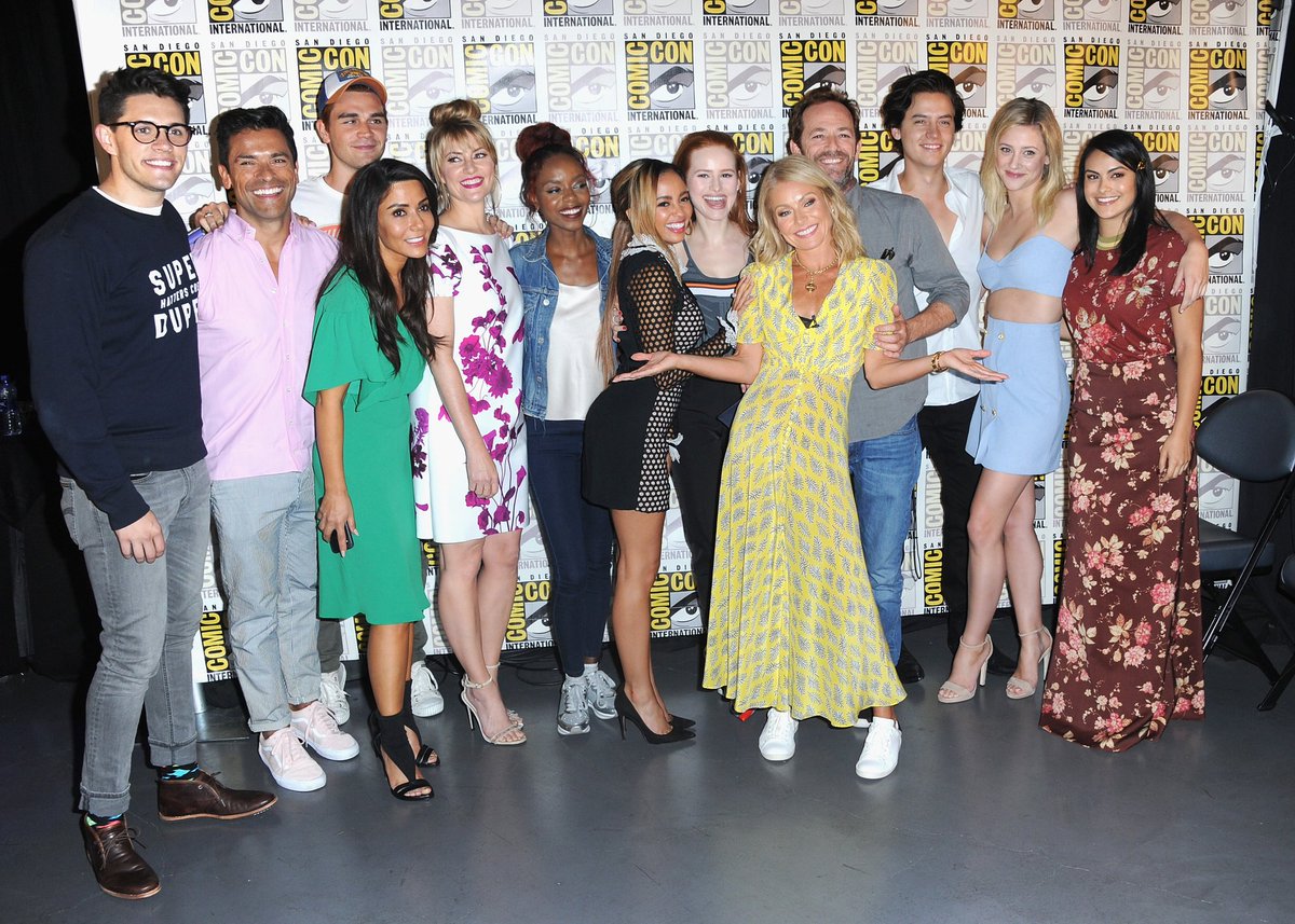 bughead_daily_'s tweet photo. @lilireinhart @colesprouse @CaseyCott @kj_apa @CamilaMendes @VanessaMorgan @madelainepetsch @iamamurray @MarkConsuelos @marisolnichols @LukePerryIII @madchenamick and Skeet Ulrich on #SDCC2018 #Riverdale https://t.co/xrTLjWrjQJ