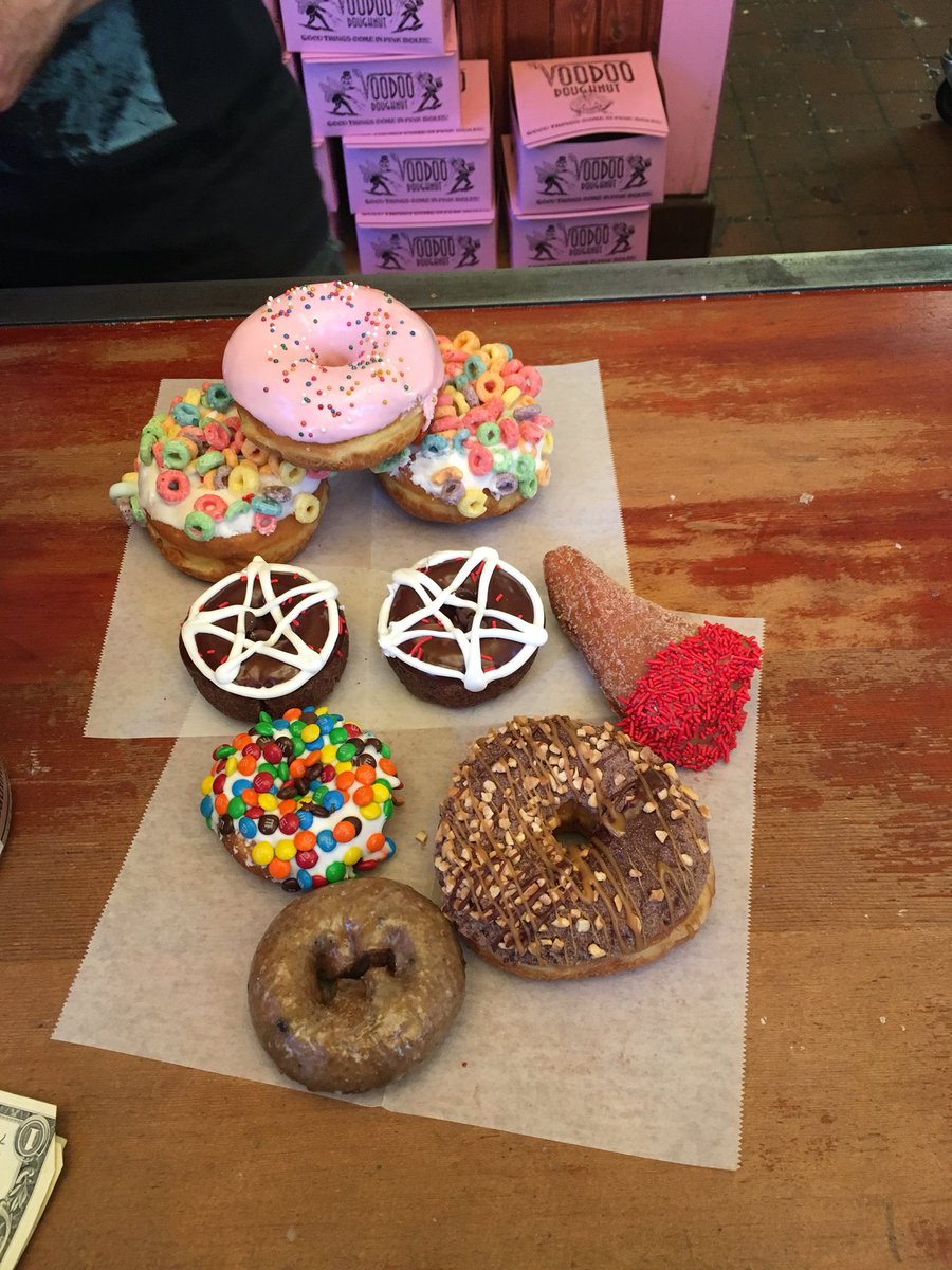 RogersLabUCD's tweet image. #2018SDB- a time for great science and intermittent lab adventures. Yesterday we had the pleasure of eating treats @VoodooDoughnut and checking out the weekend street market. #RogersLab @smithlks @AlexisSci