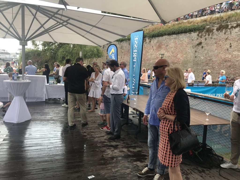 #schwör2018 #swplive Im Bootshaus flüchten die Gäste vor den Wasserattacken!