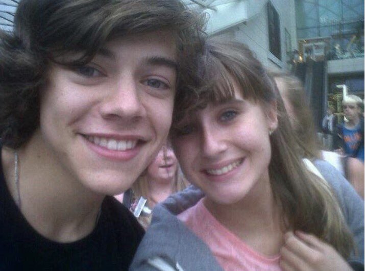 hattsssss's tweet image. #8yearsOneDirection was never a full blown fan girl but honestly what an excuse to post this OLD pic of me and hazz while he was shopping at Westfield xxx love U xxx