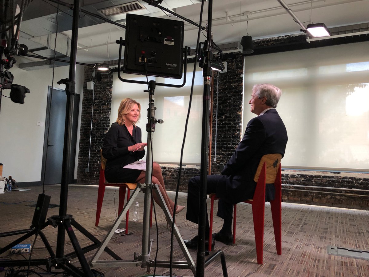 mbs826's tweet image. Don't miss @CNNMoney @ChristineRomans exclusive interview with @jpmorgan CEO Jamie Dimon in my favorite city: cnnmon.ie/2LEn4B0