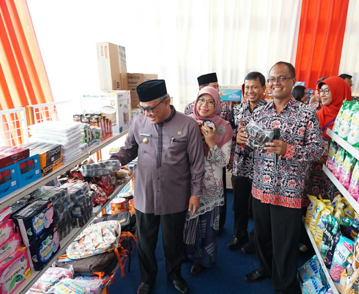 Wali Kota Depok <a href="/IdrisAShomad/">Mohammad Idris</a> bersama Kepala DKUM Kota Depok <a href="/fitriawansumadi/">fitriawan</a> dan Ketua Dewan Koperasi Pimpinan Daerah (Dekopimda) Kota Depok meresmikan Depok Cooperative Mart (d'Co Mart) Koperasi Korpri Depok Bersahabat di Lapangan Balai Kota Depok, Kamis (19/07/2018).