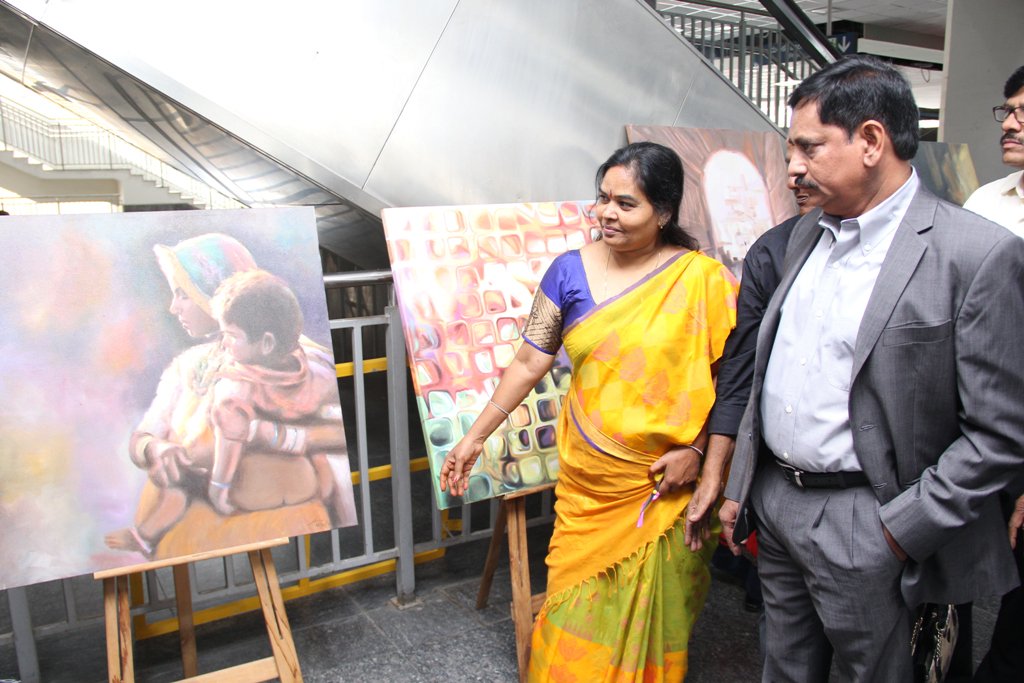 md_hmrl's tweet image. Launched “e-Bikes” and inaugurated an Art Exhibition, “Local Cafe” restaurant and “Dadus Mithai-On the Way” at the Ameerpet Metro interchange station on 23.07.2018 (Monday) #e-bikes #artexhibition #launche-bikes