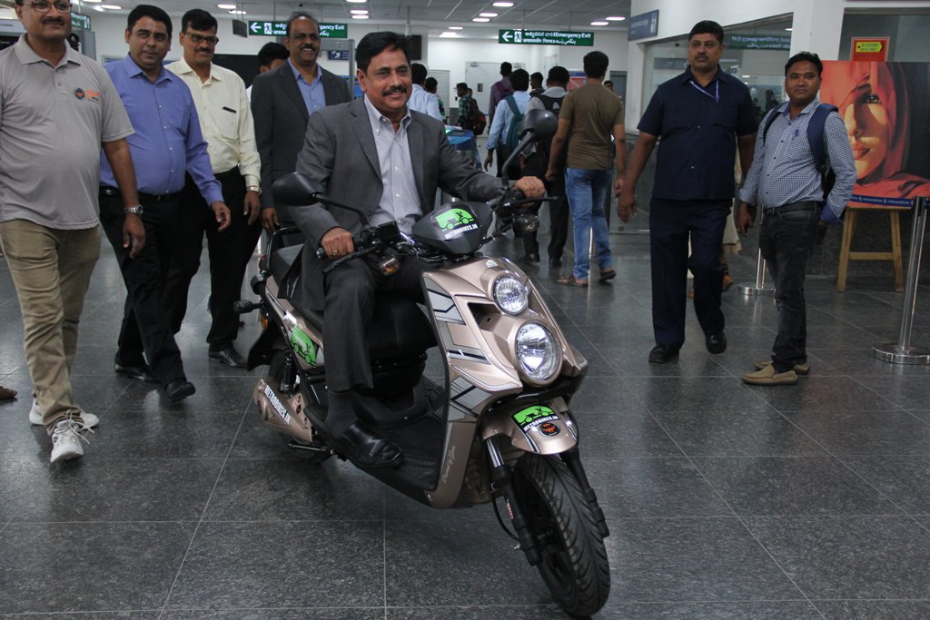 md_hmrl's tweet image. Launched “e-Bikes” and inaugurated an Art Exhibition, “Local Cafe” restaurant and “Dadus Mithai-On the Way” at the Ameerpet Metro interchange station on 23.07.2018 (Monday) #e-bikes #artexhibition #launche-bikes