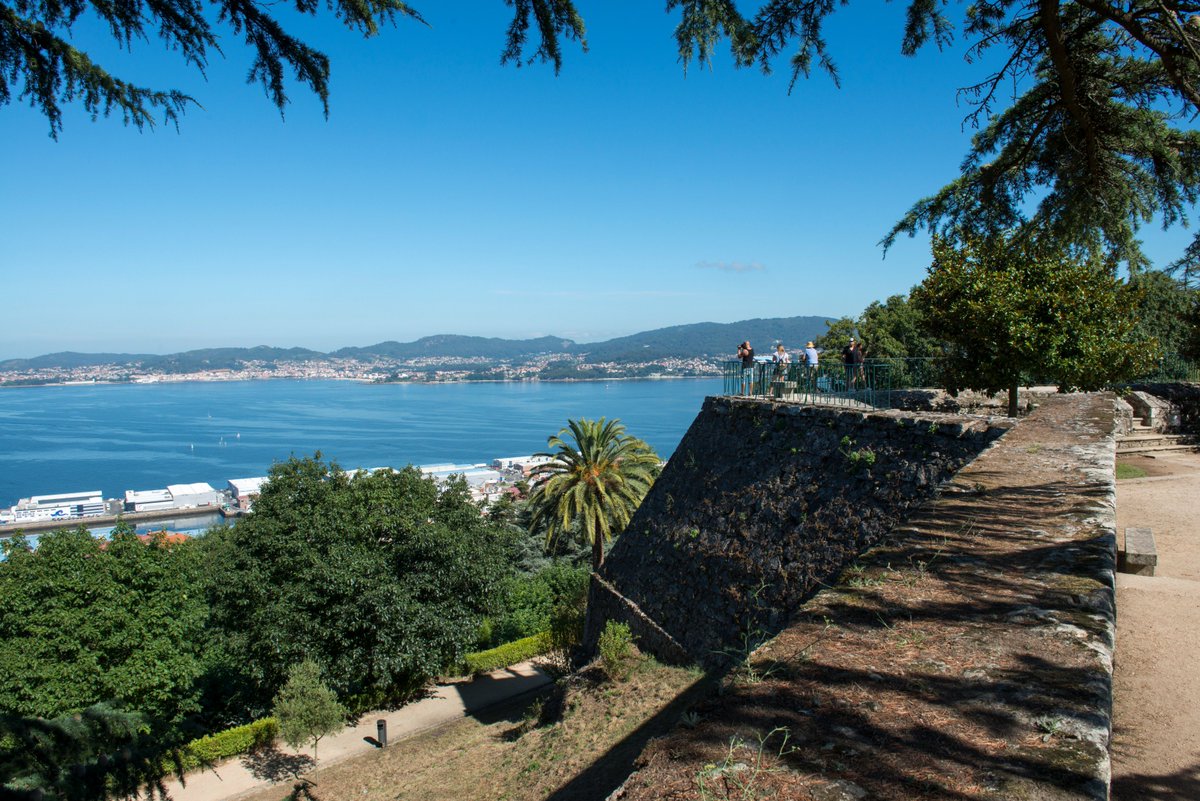 TurismodeVigo's tweet photo. El #MontedeOCastro ofrece uno de los paseos con mejores vistas de #Vigo a la #ría pero su orografía quebrada hace que sea un poco complicado recorrerlo. 
Os dejamos una propuesta de #ruta para visitarlo en 100 minutos.
https://t.co/yhRWpKYuqG
@turisriasbaixas @Turgalicia https://t.co/Zpcd2X7eq5