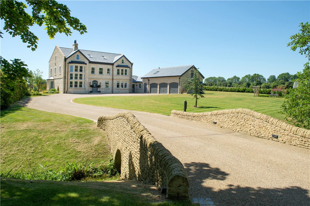 KFHarrogate's tweet photo. **NEW TO THE MARKET**

A stunning #detached 6 bedroom #home with extensive #gardens and grounds. For more details click https://t.co/P6NqUdYwFd or get in touch on 01423 535 373. We are here to #help with any #property related queries.

#luxury #Yorkshire #luxe #interiors https://t.co/DPttw99PEk