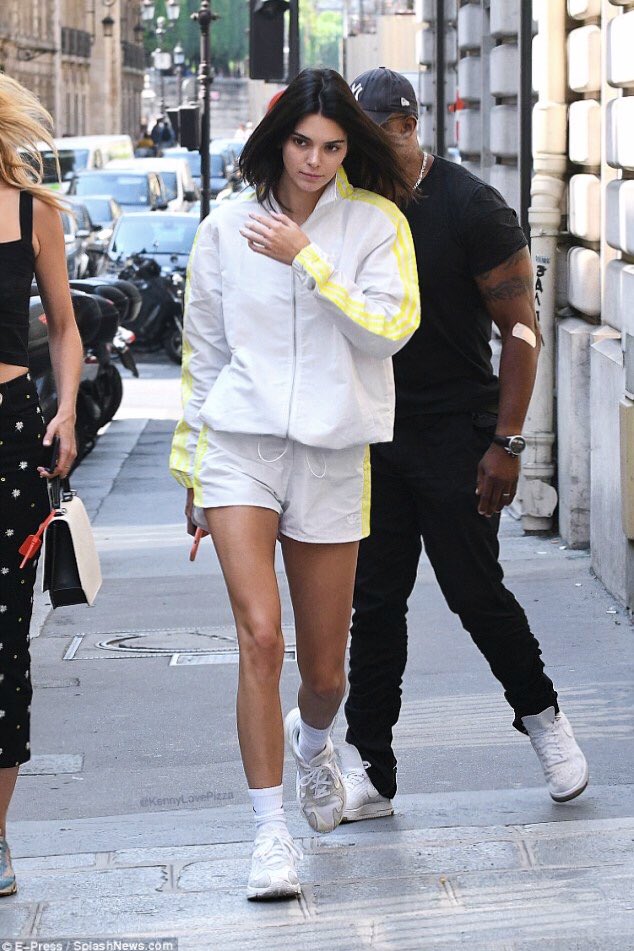 THREE STRIPES IN PARIS 💛💛💛
#KendallJenner #AdidasAmbassador