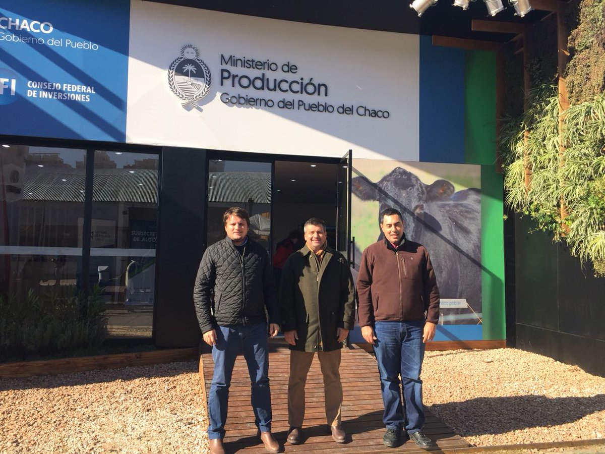 produccionchaco's tweet photo. 👉El ministro @repettomj en la #ExpoRural2018 junto al subsecretario de Ganadería, Sebastián Bravo y Adrián Atanasoff del #FoGaCh. 
Visitan el stand del @produccionchaco y recorren la @LaRural_BsAs. #ChacoEsProducción
@ChacoGobierno https://t.co/sTKg5RRvn2