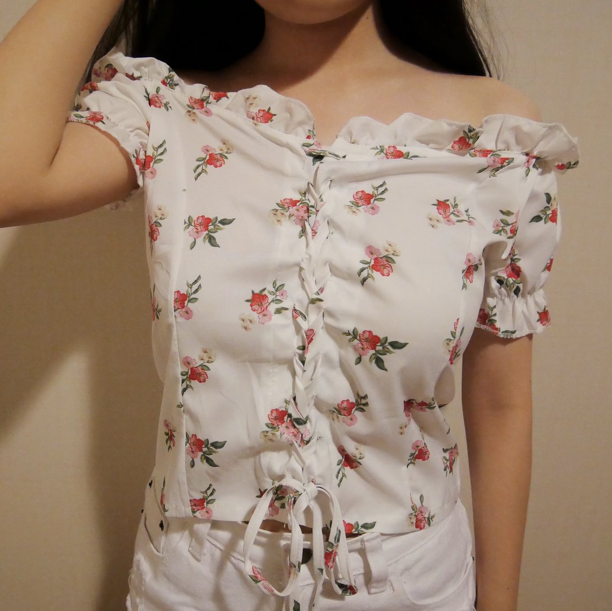 _chichushop's tweet photo. 🌈 chichushop #พร้อมส่ง ☁️

เสื้อปาดไหล่ลายดอก🌺 ราคา 290฿

สั่งสินค้าได้ที่ DM ร้าน #chichureview https://t.co/PuqIABNpqq