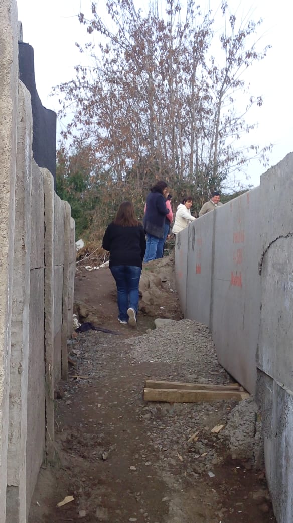 PreludioRadio's tweet photo. MÓVIL: VECINOS DE "EL SEÑORIAL" DENUNCIAN PROBLEMAS DE SEGURIDAD EN DISEÑO DE TRAMO PAVIMENTACIÓN AV HERMANOS CARRERA , PLANTEAN QUE PATIOS DE CASAS QUEDARON EXPUESTOS Y SIFONES DESTAPADOS AMENAZAN CON SER UN PELIGRO https://t.co/KdutxG3jen