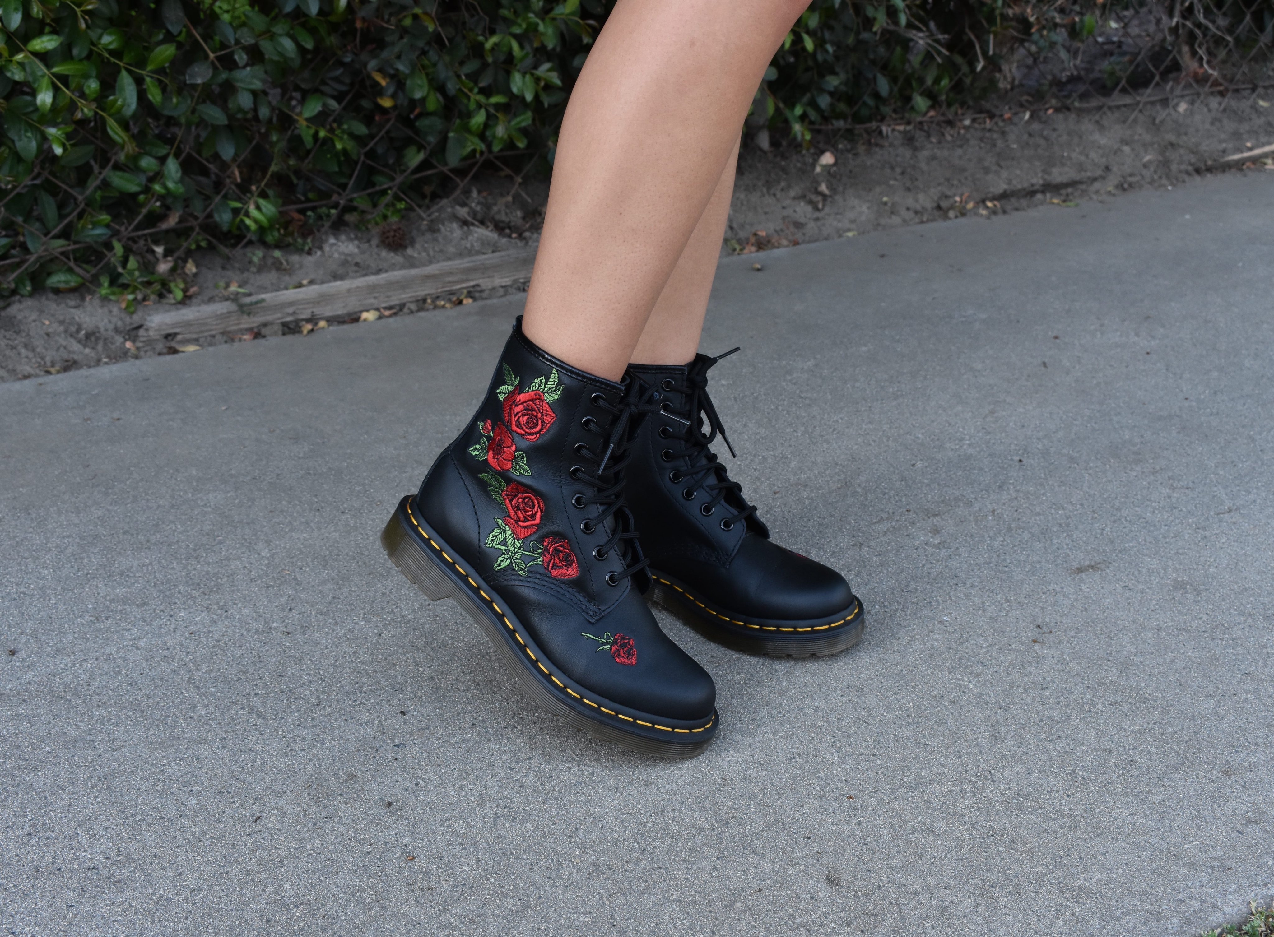Pantano emergencia agenda Dr. Martens on Twitter: "Florals with all the attitude of our classic Docs  DNA. Where will you take your 1460 Vondas? Show us with #drmartensstyle.  EU: https://t.co/eeIrTUdqRq US &amp; INTL: https://t.co/kWVgqKHqmY  https://t.co/rG3FgHTKzD" /