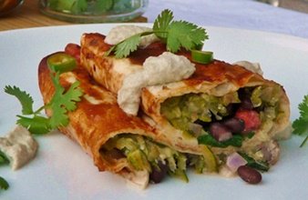 Enchiladas mit Zucchini, Spinat und schwarzen Bohnen - Rezept auf geschmacklich flexibel: bit.ly/2uWXP5W   #vegan #texmex #Sommer