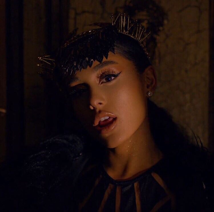 notearsltscry's tweet photo. be my baby #MTVhottest Ariana Grande https://t.co/5KFl146oCe