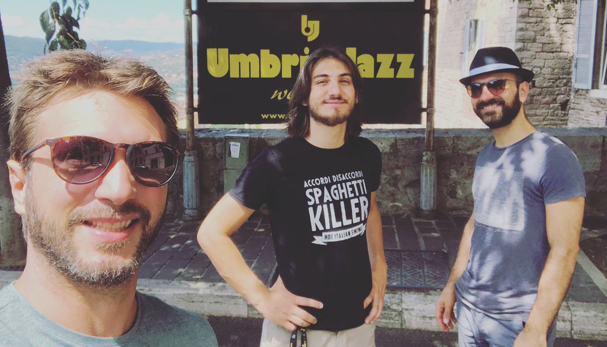 AccorDisaccordi's tweet photo. Come da tradizione, il lunedí successivo alla chiusura di @UmbriaJazz_OFC ci facciamo un selfie di saluto, sempre di buon auspicio per il prosieguo del tour. Ciao #UJ18, ciao #Perugia, alla prossima! https://t.co/jGdZBQh1WA