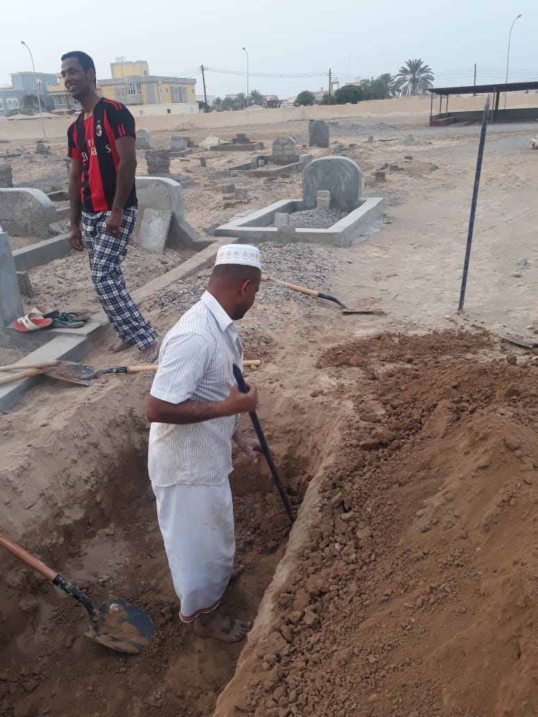 مجموعة من شباب #المصنعة من قرية البديعة وحلة السوق وحلة البلوش يستغلون اوقات فراغهم بالاجر والثواب من خلال حفر القبور وتجهيزها في مقبرة البديعة وتغطيتها بالكامل بعد الانتهاء من حفرها وذلك لحين استخدامها .. ااجرهم الله