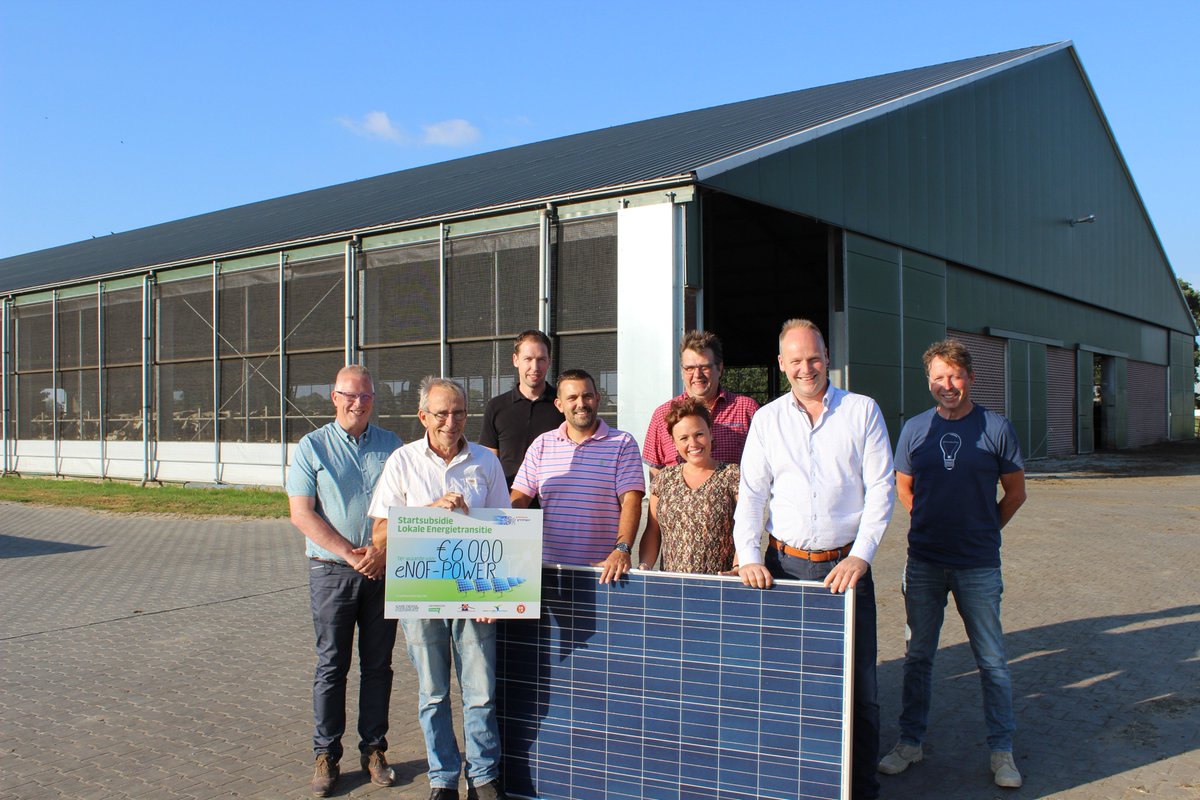 servicepuntlev's tweet photo. Lokaal energie-initiatief eNOF-power ontvangt startsubsidie van @provgroningen voor eigen zonnedak. Servicepunt LEV overhandigde de cheque. https://t.co/bvHpYu8rku @groningerdorpen @GemGrootegast https://t.co/Xoq8mGJe2c