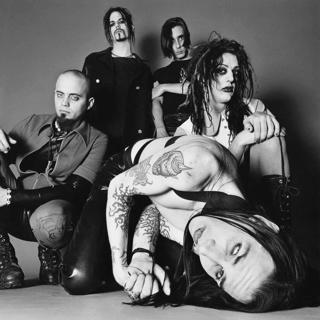MansonPix's tweet photo. 🤘🏻🖤👻☠Spooky Kids☠👻🖤🤘🏻
#marilynmanson #marilynmansonpix #spookykids #madonnawaynegacy #daisyberkowitz #gidgetgein #brianwarner #brianhughwarner #marilyn #manson #tattoo #rockstar #portraitofanamericanfamily #antichristsuperstar #punk #goth #metal https://t.co/Lp45fewnFh