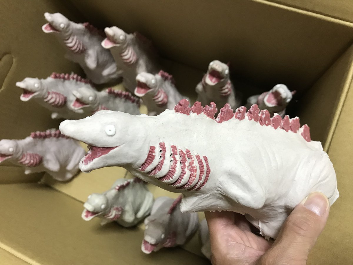 7月29日のワンフェスにシン・ゴジラ第二形態の蒲田くんケチャップノズルを出品します。全長約230mmのシリコーン製でケチャップ ボトルを取り付けるとエラからケチャップ