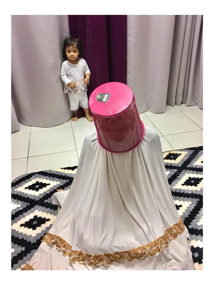 TengkuShukran's tweet photo. Ya Allah anak ! terkejut ayahnya mati-mati ingat ibu kau dah tukar mazhab lain, rupanya keja kau . Kesian ibu woi😂 https://t.co/ypq69onEz7