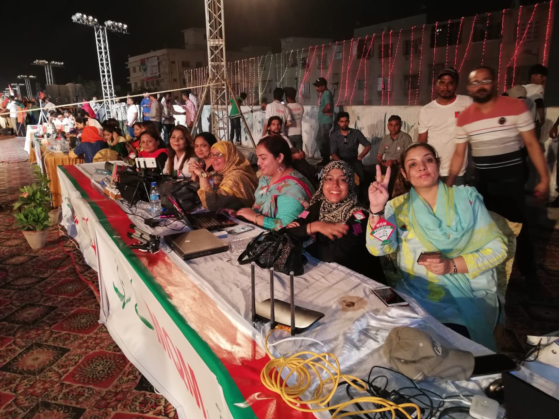 sabheenghoury's tweet photo. Last day of Election Campaign #MQMPakistan among the ppl of karachi #Liquatabad 

#پتنگ_کےرنگMQMکےسنگ
@faisalsubzwari @IzharulHassan @ZahidMansori @SyedAminulHaque https://t.co/KdbqGE5b8T