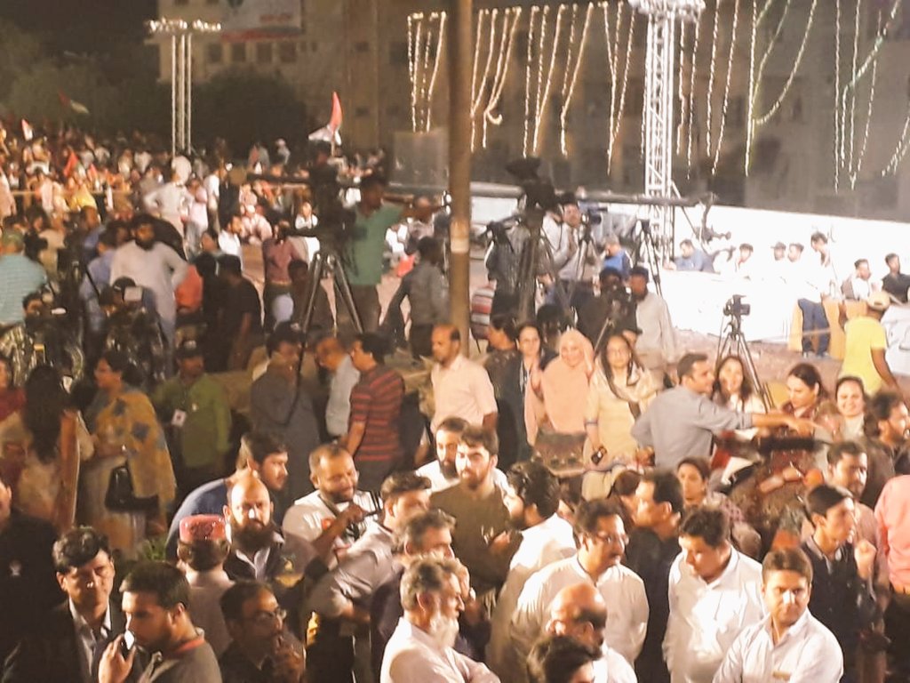 KainatFarooq_'s tweet photo. Victory will be our's. InshaALLAH ✌
Liaquatabad flyover right now.
#پتنگ_کےرنگMQMکےسنگ https://t.co/X49vB3DP82
