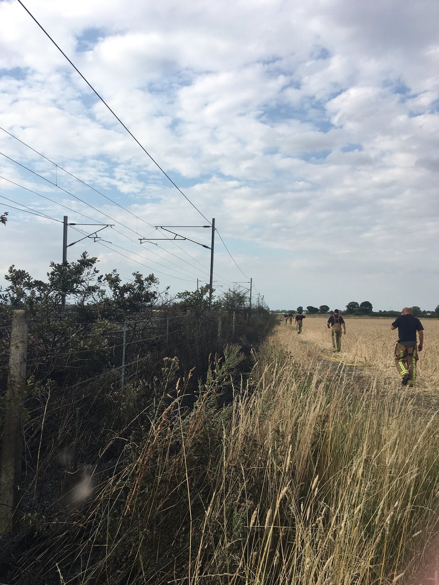 Paul_F_McCourt's tweet photo. Last crew for @HumbersideFire about to leave East Coast Main Line fires 🔥 working with @NYFRSselbyCSO , @WYFRS, @SYFR &amp; @networkrail 

Good work achieved by all 4 FRS 👩‍🚒👨‍🚒🚒 across 5 large stretches of rail track  restoring transport to the rail network 
#ThisTeamWorks 👍 https://t.co/2mXh3KoEnN