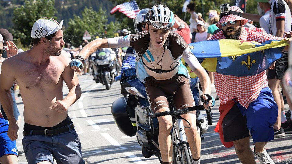 Romain Bardet maakt zich zorgen over het wangedrag van sommige toeschouwers. "De toekomst van het wielrennen staat op het spel."

api.sporza.be/permalink/web/… #TDF2018