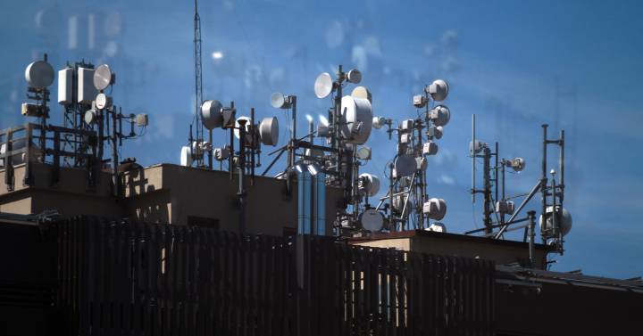 ClubForexSpain's tweet photo. Las telecos ya están dispuestas a pagar 400 millones por las licencias de móvil 5G https://t.co/Jl2uclSLOP https://t.co/pLd0eoJlVl