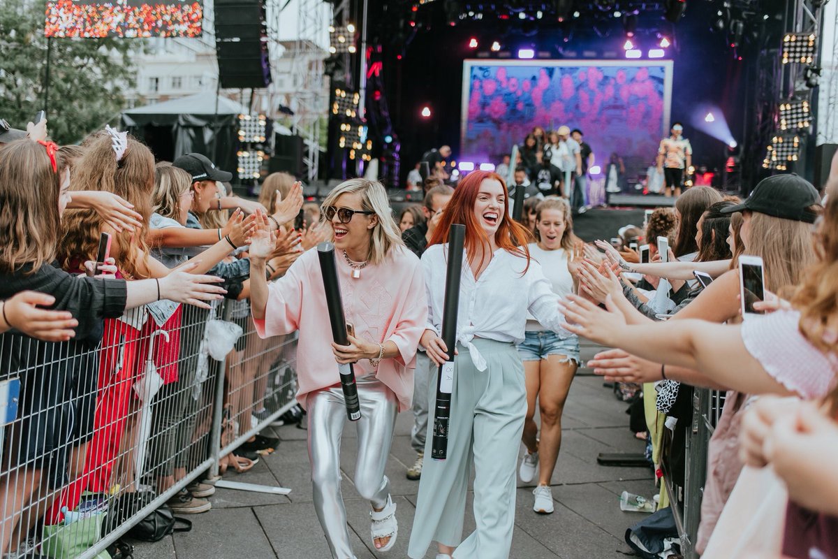 Laurencenerbonn's tweet photo. Confettis, fun et complicité à @Justepourados avec ma best @KimGingras #jpados #festivalfashion #young https://t.co/HpsxJ9tIWW