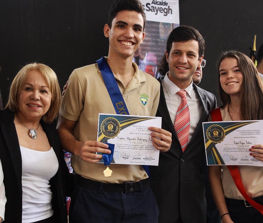 eliasayegh's tweet image. Hay que también aplaudir y darle gracias a todos los padres y representantes, pues es por ellos que la constancia y disciplina de sus hijos se refleja en sus actividades académicas y en el #PremioALaExcelenciaAcademica.- goo.gl/CU3UGt