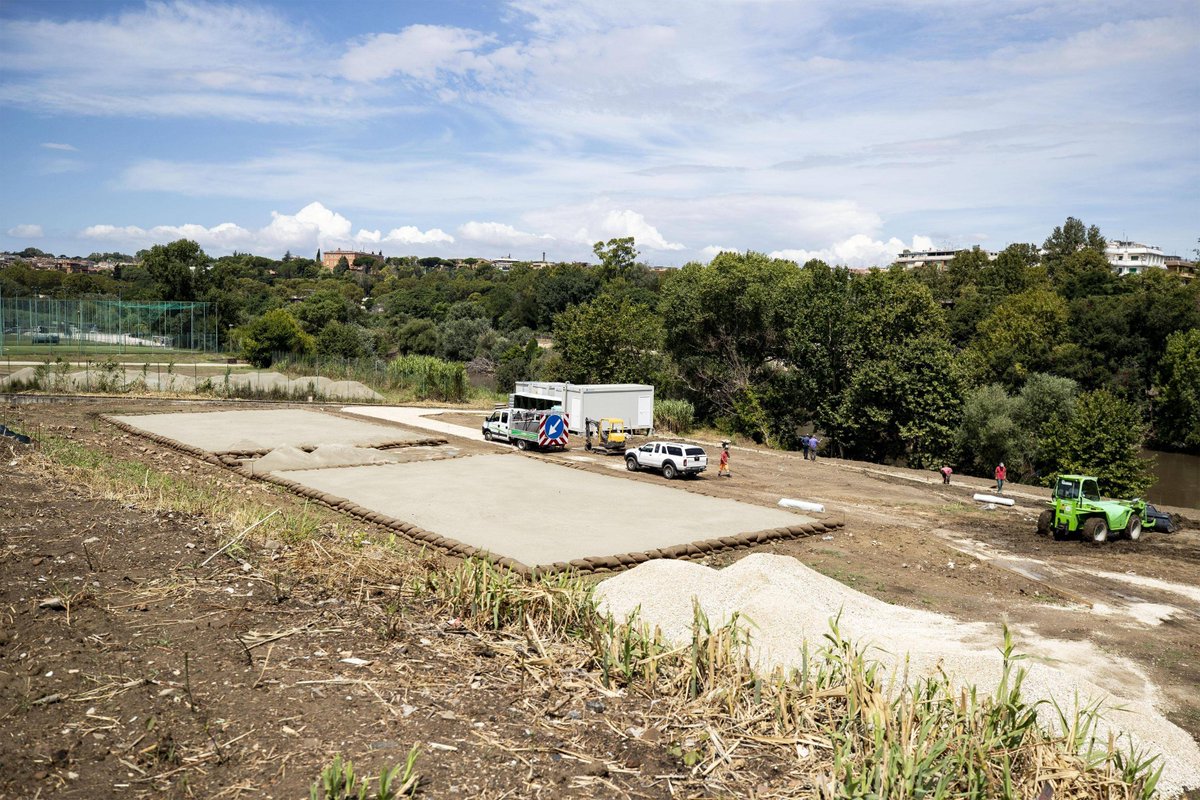 Rainews On Twitter Roma Spiaggia Sul Tevere A Ponte