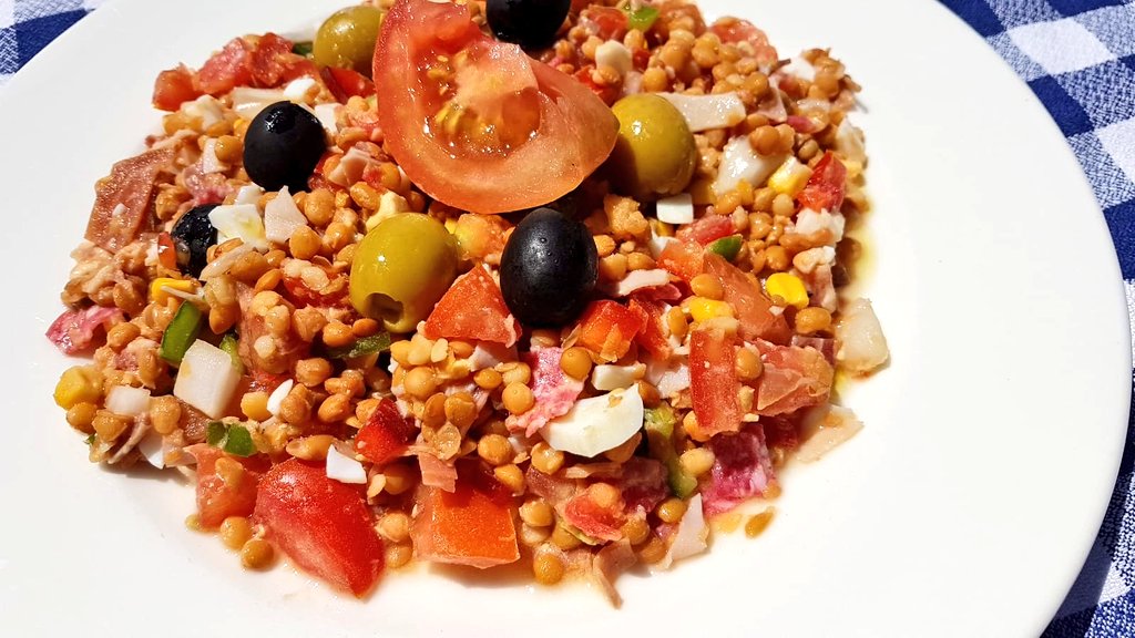 Llavallbar's tweet photo. Comencem la #setmana i agafem el #dilluns amb #energia ✨✨ amb #Amanida 🥗 de #llenties 🍅🌶️🥚 #Bonprofit #bonasetmana https://t.co/3IoNoEqwEf