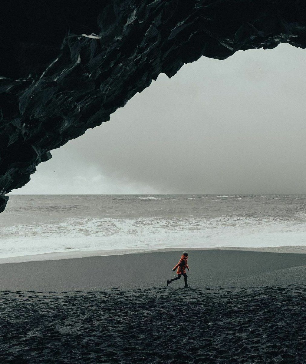 S_1cc's tweet image. #الى_احدهم 

*،

لا تكبر شَرهتك والرايحين صغار .🚶🏻‍♀️