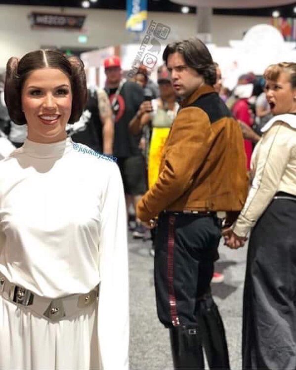 LucasfilmPod's tweet photo. Mondays, Memedays, and mad props to these #cosplayers who know how to #Solobrate #SoloAStarWarsStory: https://t.co/NVbuASGoBz